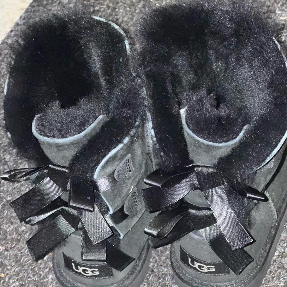 Uggs kids black boots size 2, hardly used.